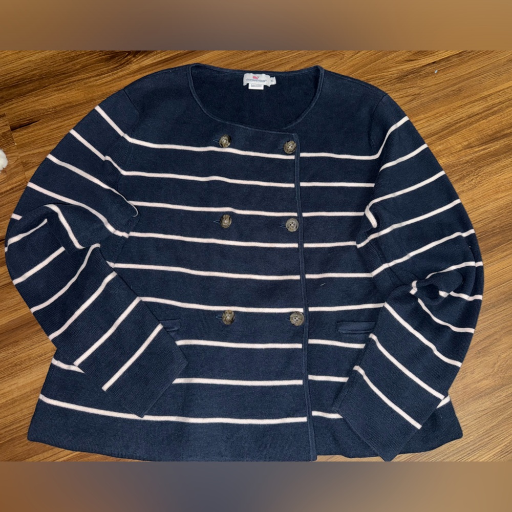 vineyard vines. XL blue/white stripes with button details!